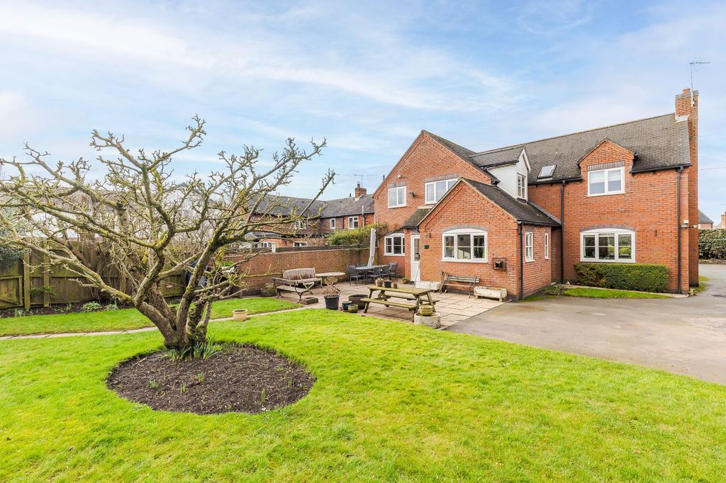 Property photo 2 of 40