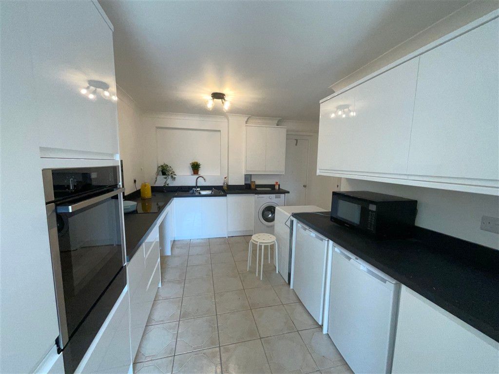Property photo 3 of 8 Kitchen