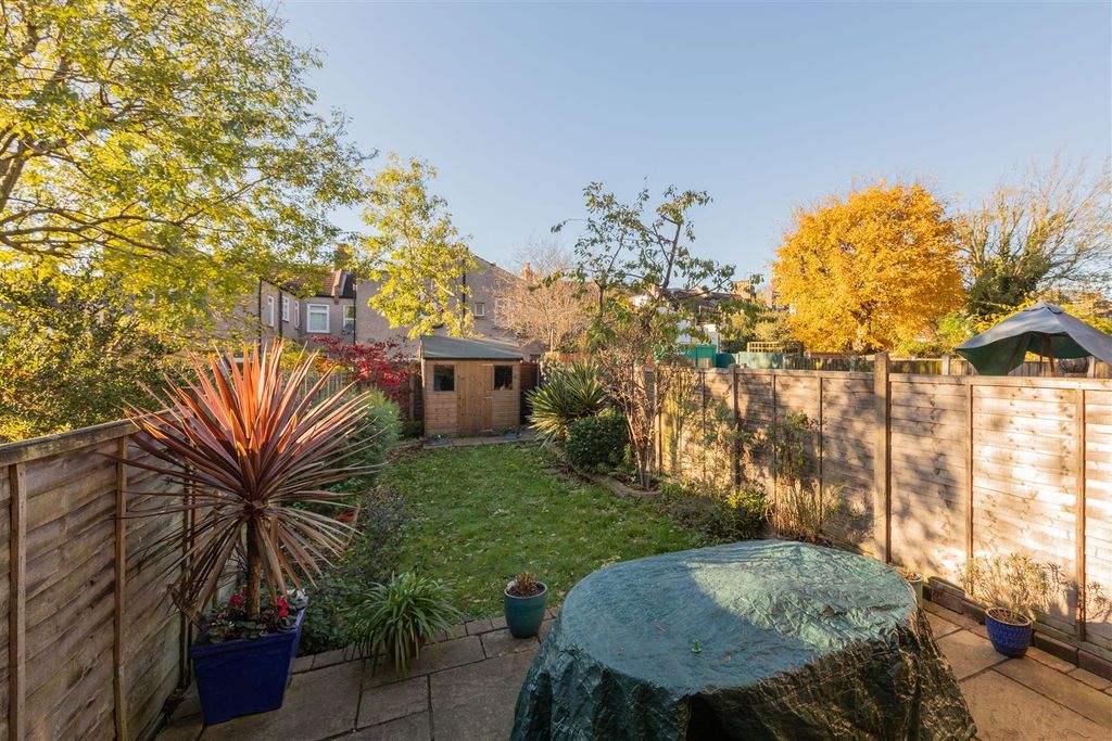 Property photo 2 of 30 Walpole Road, E18