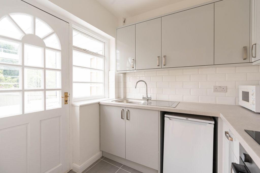 Property photo 1 of 9 Kitchen