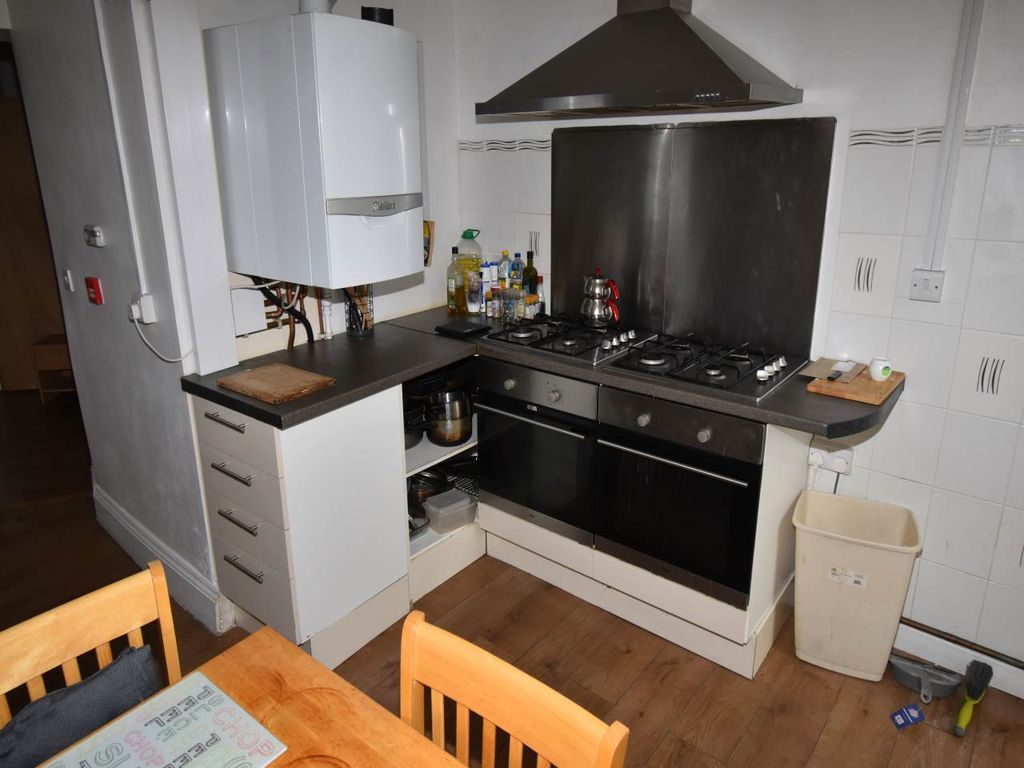 Property photo 3 of 14 Kitchen 1