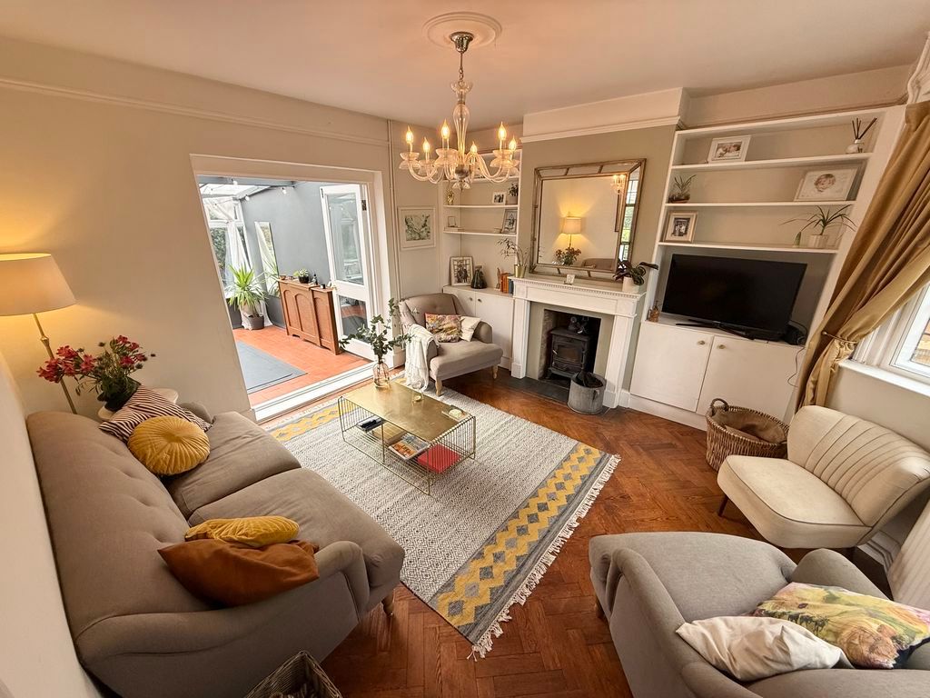 Property photo 2 of 32 Lounge