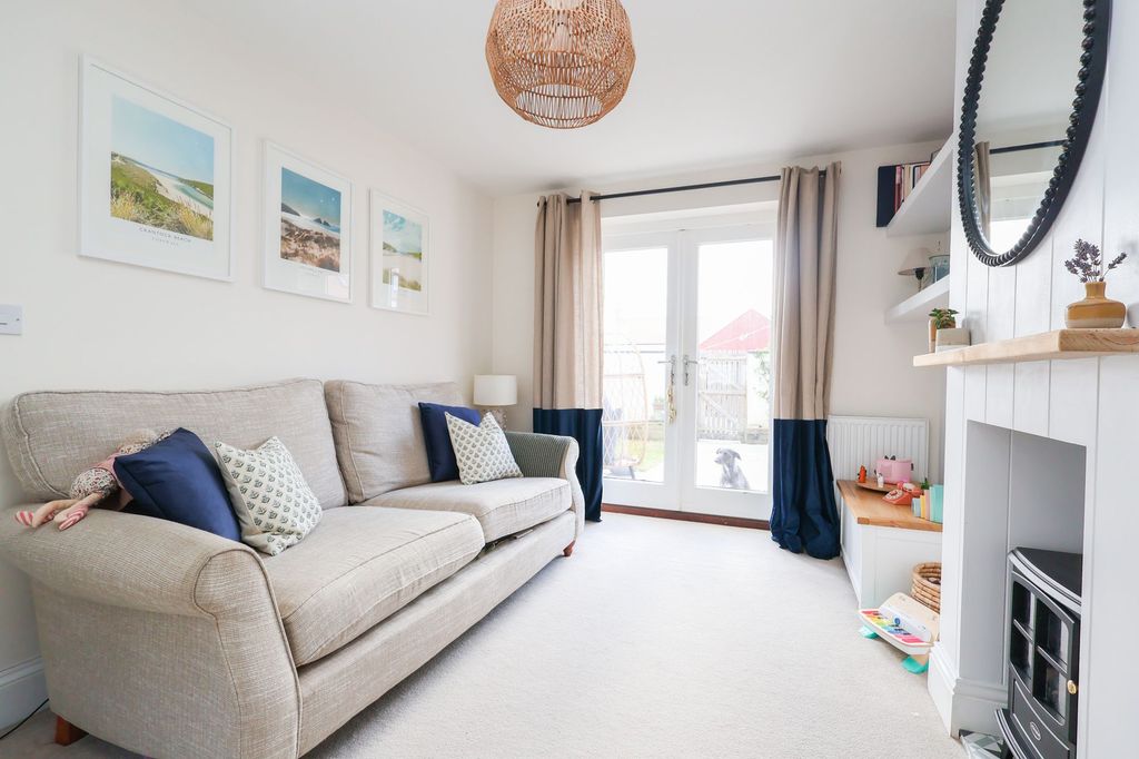 Property photo 3 of 11 Living Room