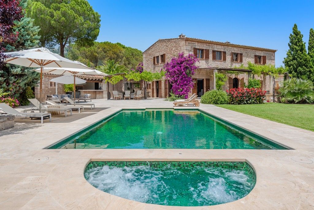Property photo 1 of 20 Swimming Pool (2)
