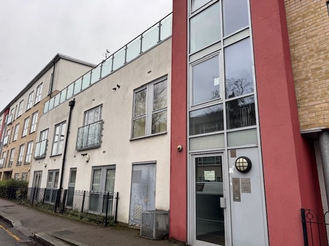 Property photo 1 of 7 Chapel Ct E10