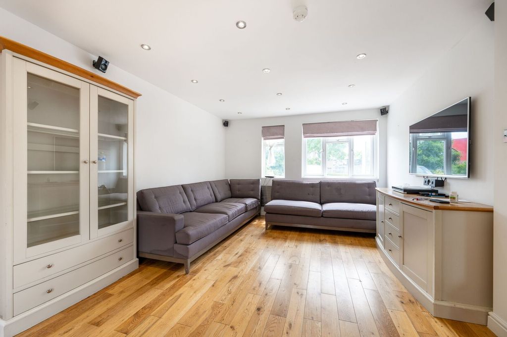 Property photo 2 of 11