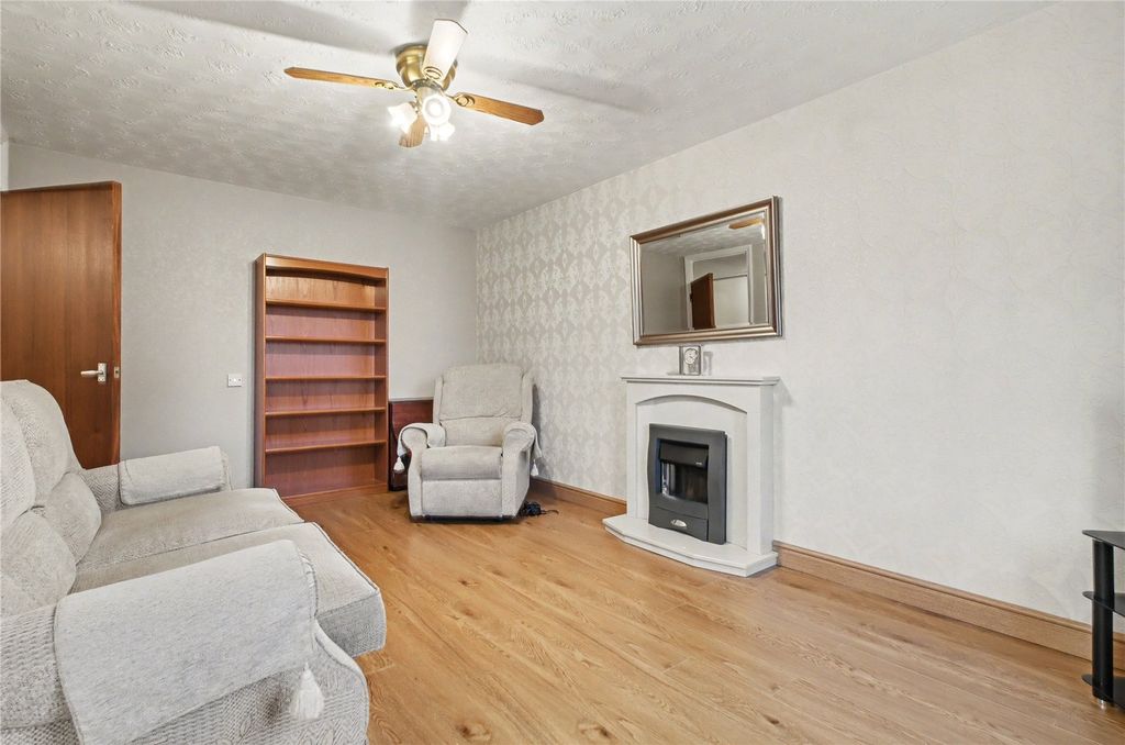 Property photo 3 of 15 Lounge