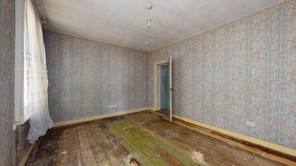 Property photo 3 of 12 14B Carlton Square, Stepney, London, E1 4Eh