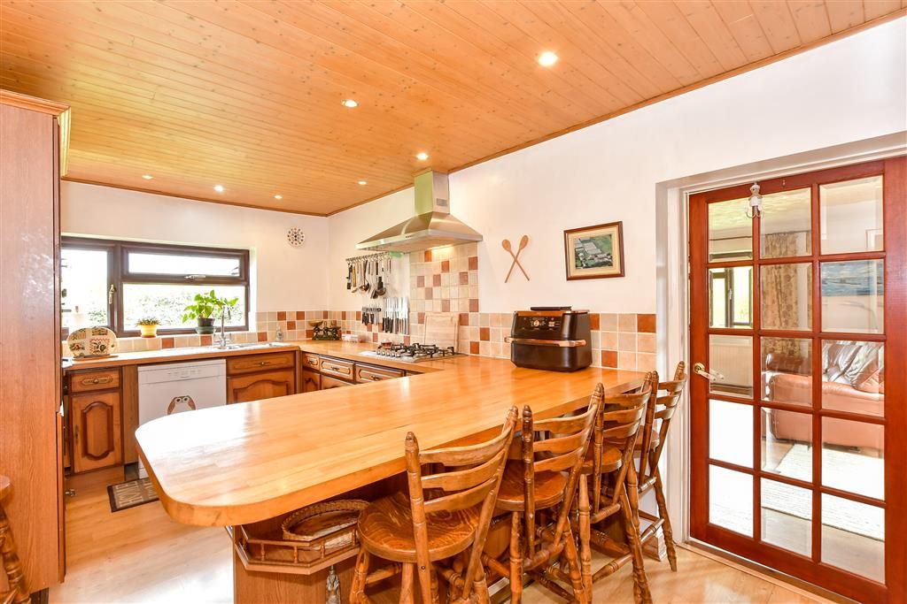 Property photo 1 of 17 Kitchen/Breakfast Area