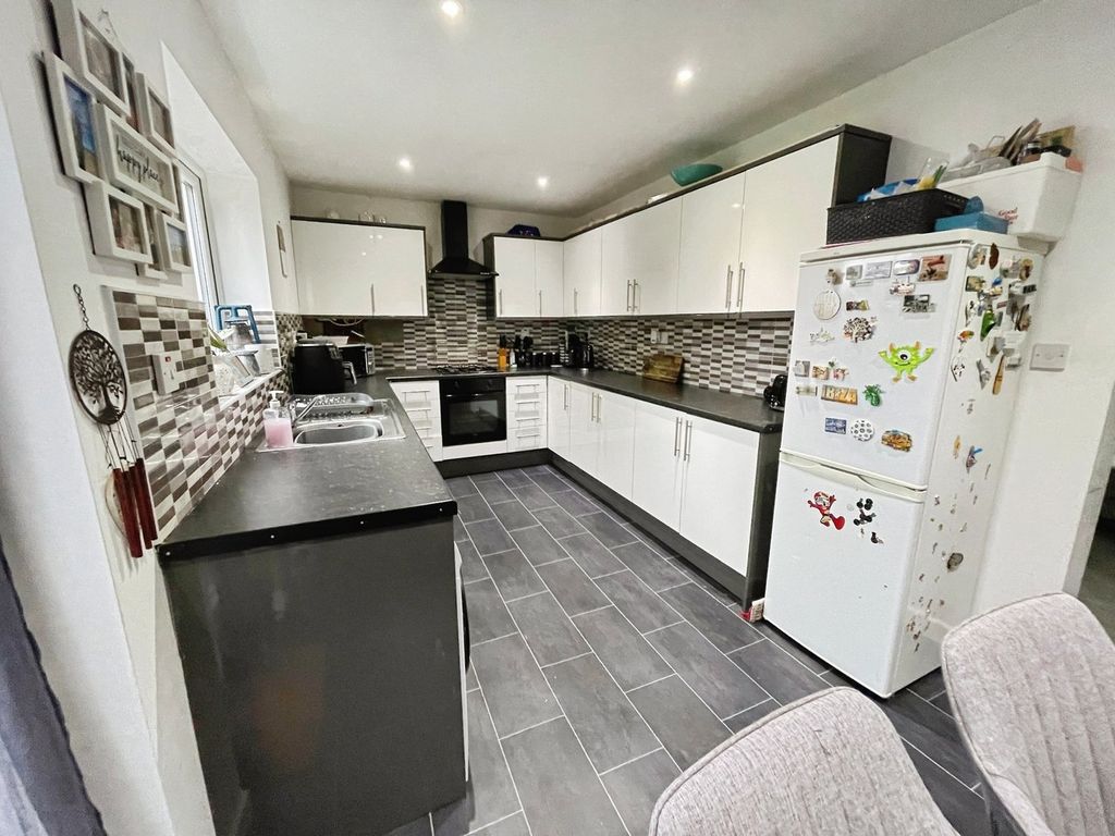 Property photo 3 of 17 Kitchen/Diner