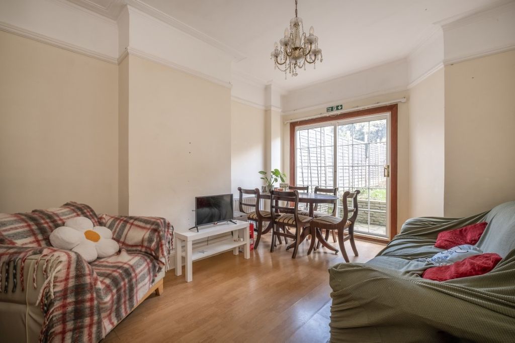 Property photo 1 of 12 26-Edencourt-Road...