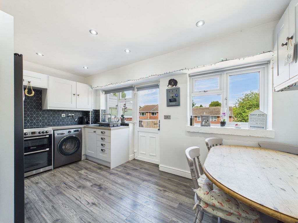 Property photo 3 of 20 Dining Kitchen
