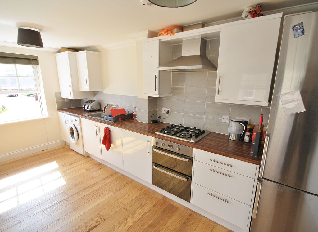 Property photo 3 of 8 Kitchen
