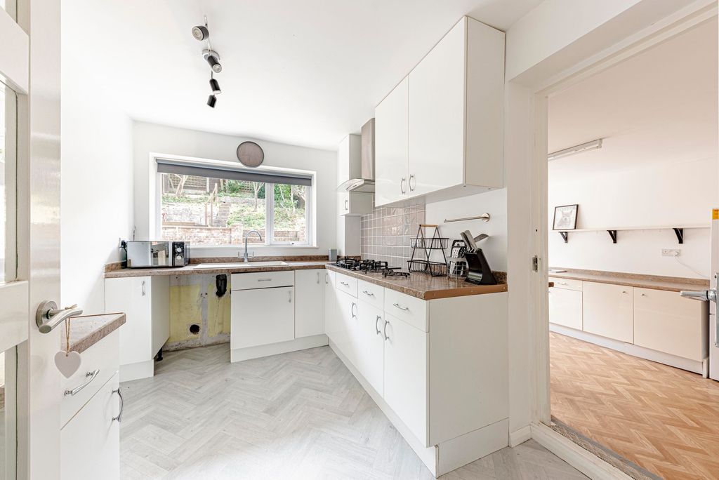 Property photo 3 of 23 Kitchen (1)