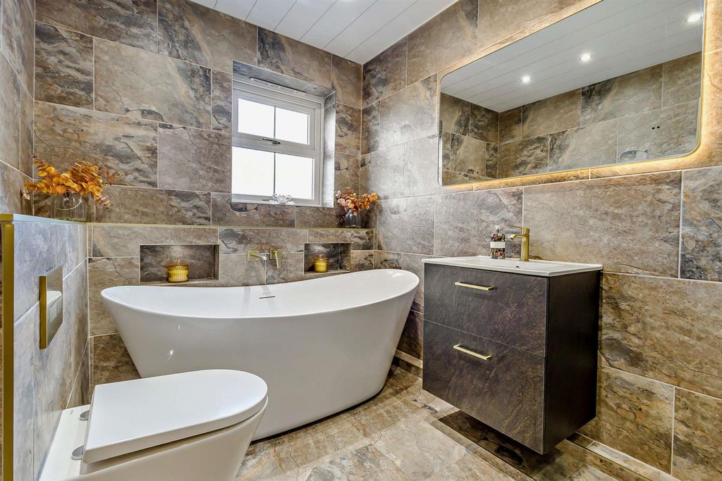 Property photo 3 of 34 Family Bathroom