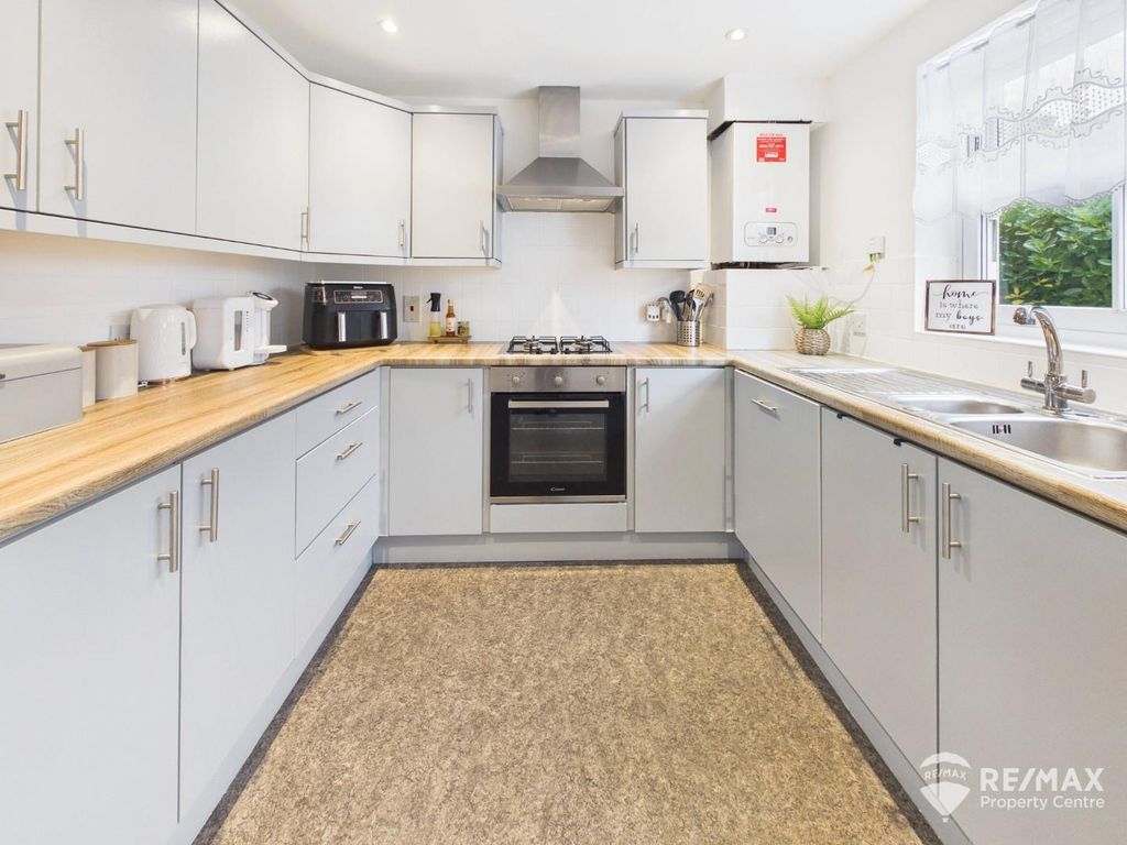 Property photo 3 of 18 Kitchen (2).Jpg