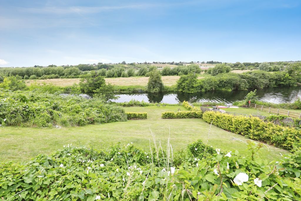 Property photo 2 of 34