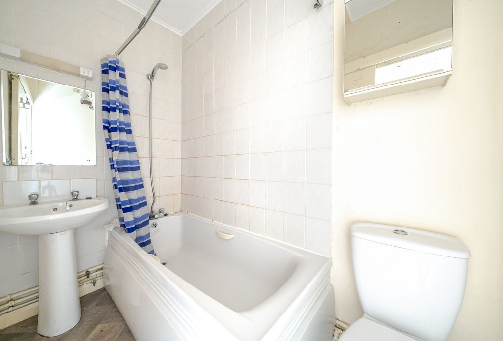 Property photo 3 of 8 1373625-9-68Fb78F...