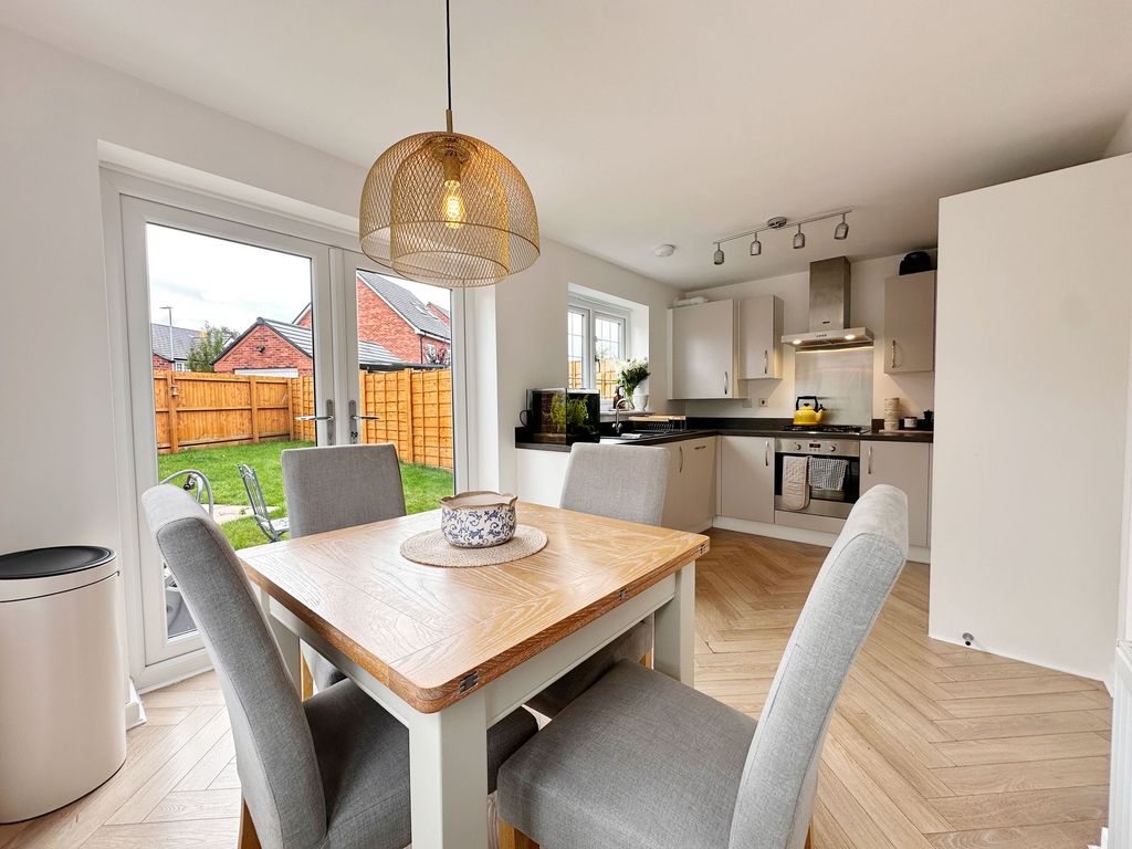Property photo 3 of 16 Dining Kitchen