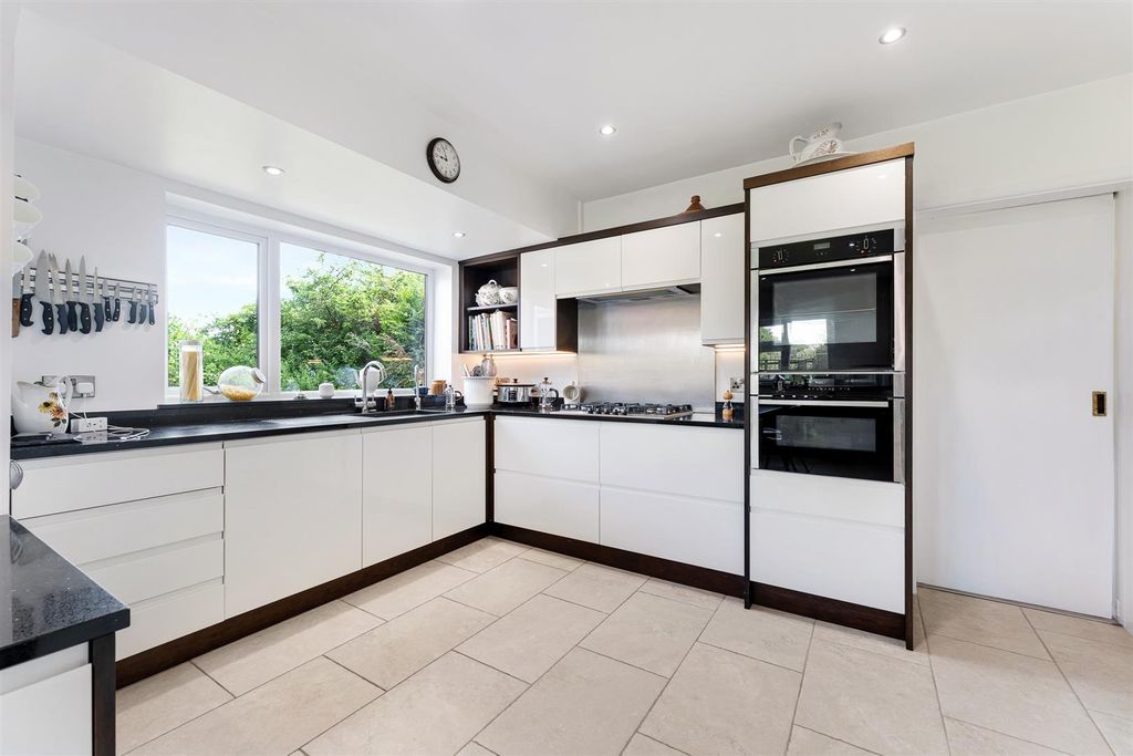 Property photo 3 of 44 74 Mooreway-23.Jpg