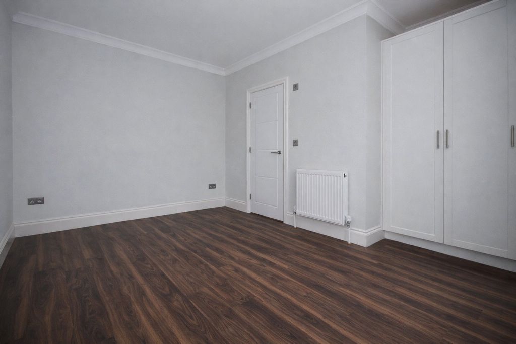 Property photo 3 of 8 Room