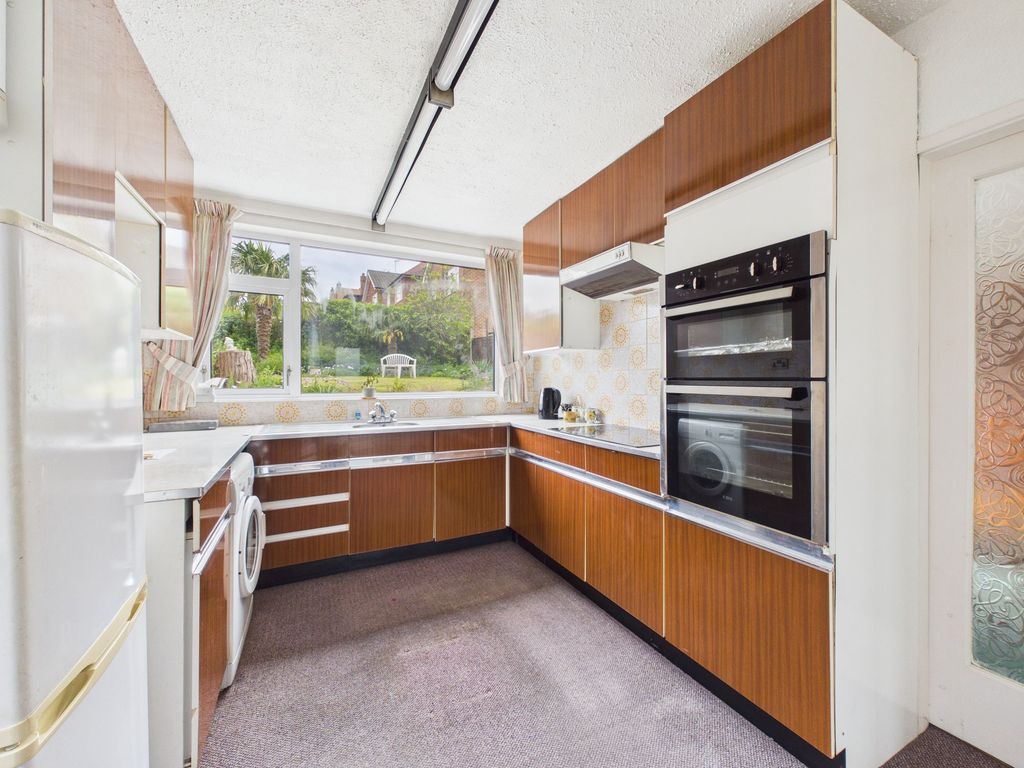 Property photo 3 of 17 Kitchen