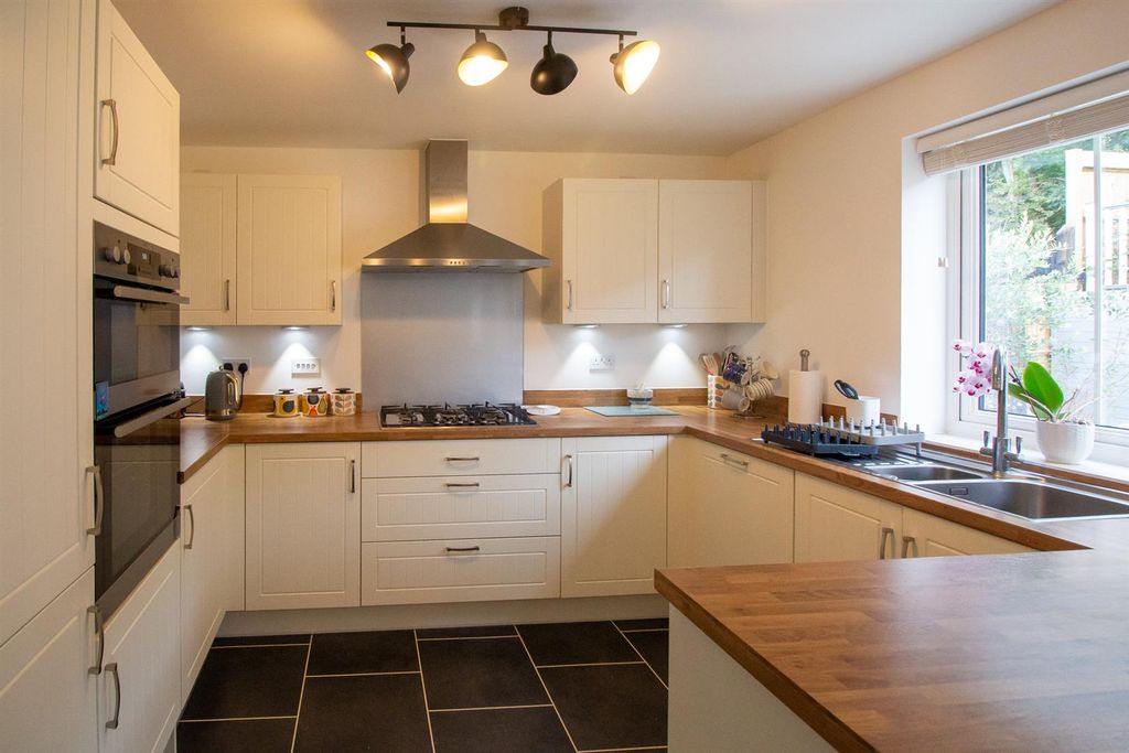 Property photo 3 of 20 7 Clementina C - Kitchen-3.Jpg