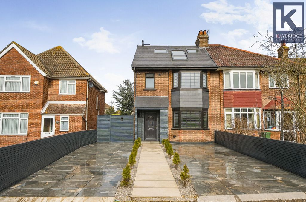 Property photo 1 of 22 Commonside East, Mitcham