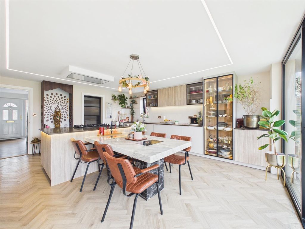 Property photo 3 of 17 Cam02435G0-Pr0181-Still014.Jpg