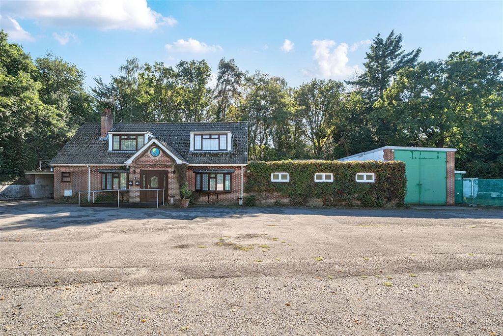 Property photo 1 of 21 12 Ford Close