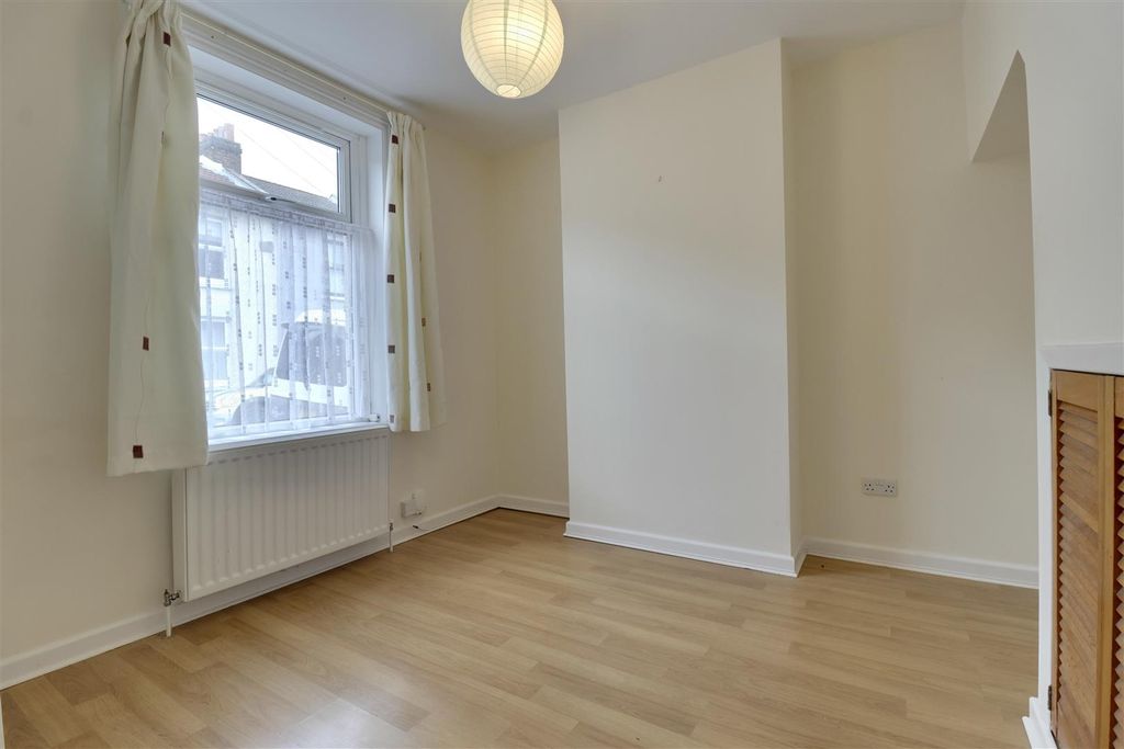 Property photo 2 of 14 53B2Cf0E-16C6-4419-A97A-88Ae6E5Fd2D6_1_201_A.Jpeg