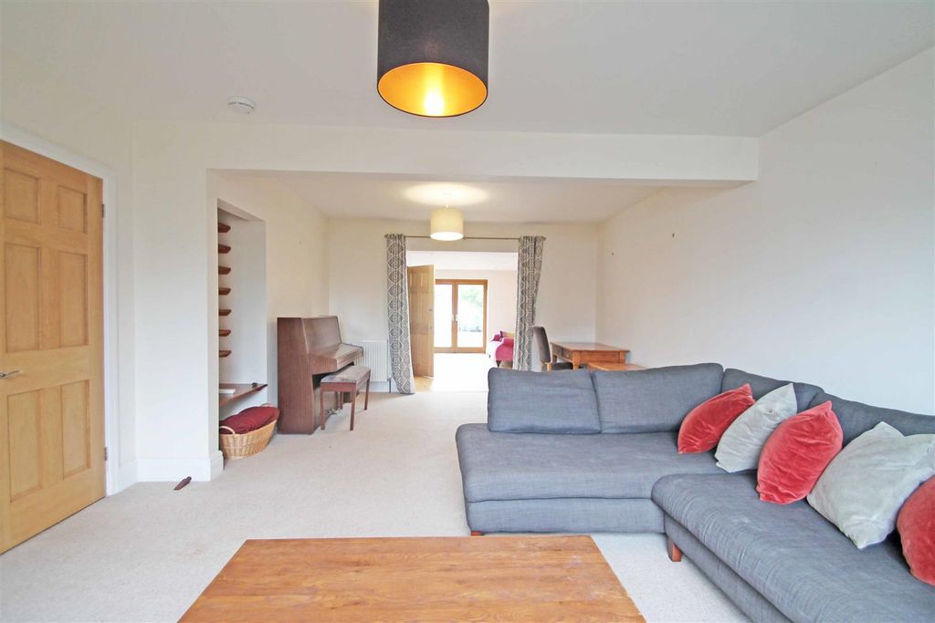Property photo 1 of 21 Through Lounge
