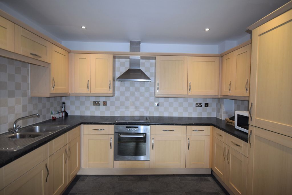 Property photo 3 of 11 Kitchen