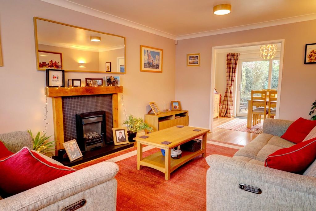 Property photo 2 of 18 Lounge