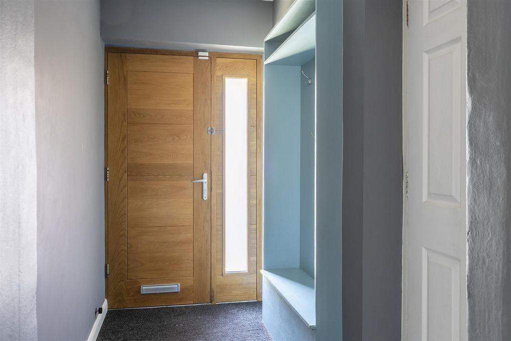 Property photo 2 of 32 Entrance Hall
