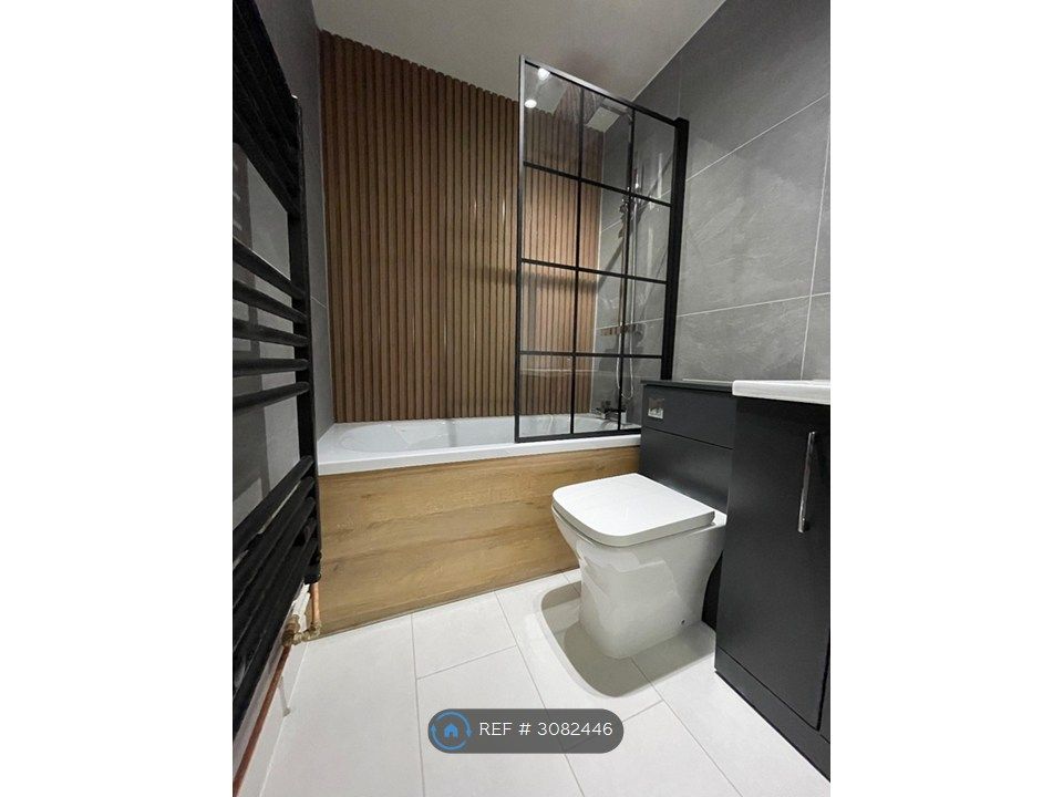 Property photo 2 of 11 Bathroom Suite (New)