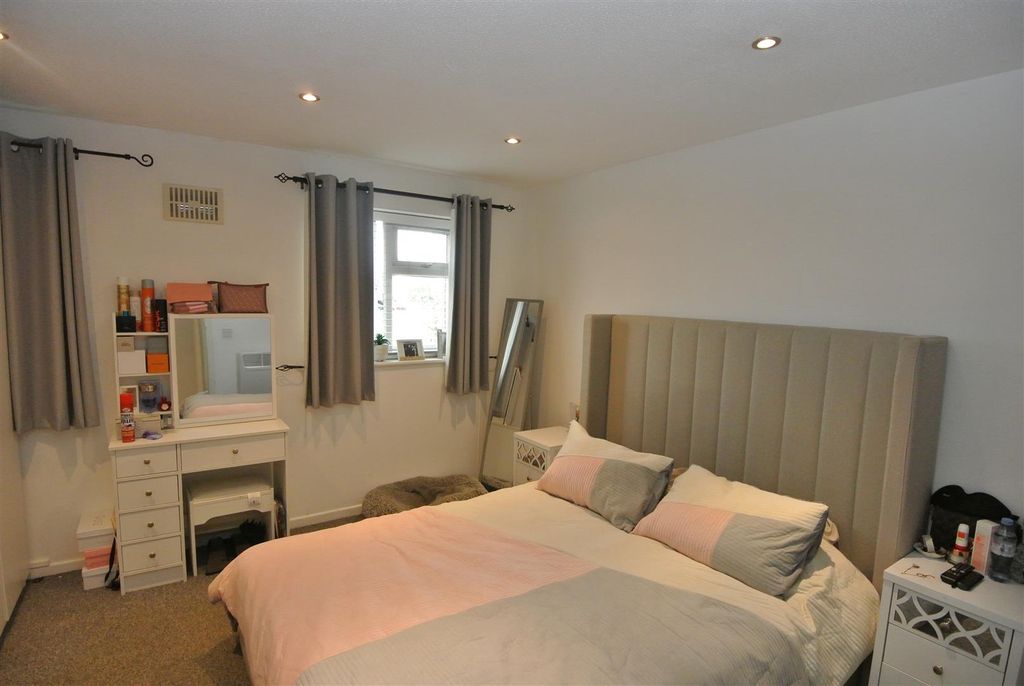 Property photo 2 of 10 Bedroom 1.Jpg