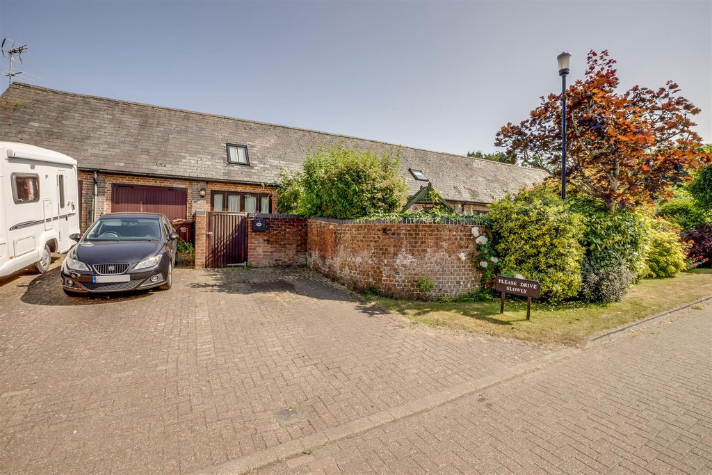 Property photo 3 of 16 9A The Leys, Halton Village, Hp22 5Gh-11.Jpg