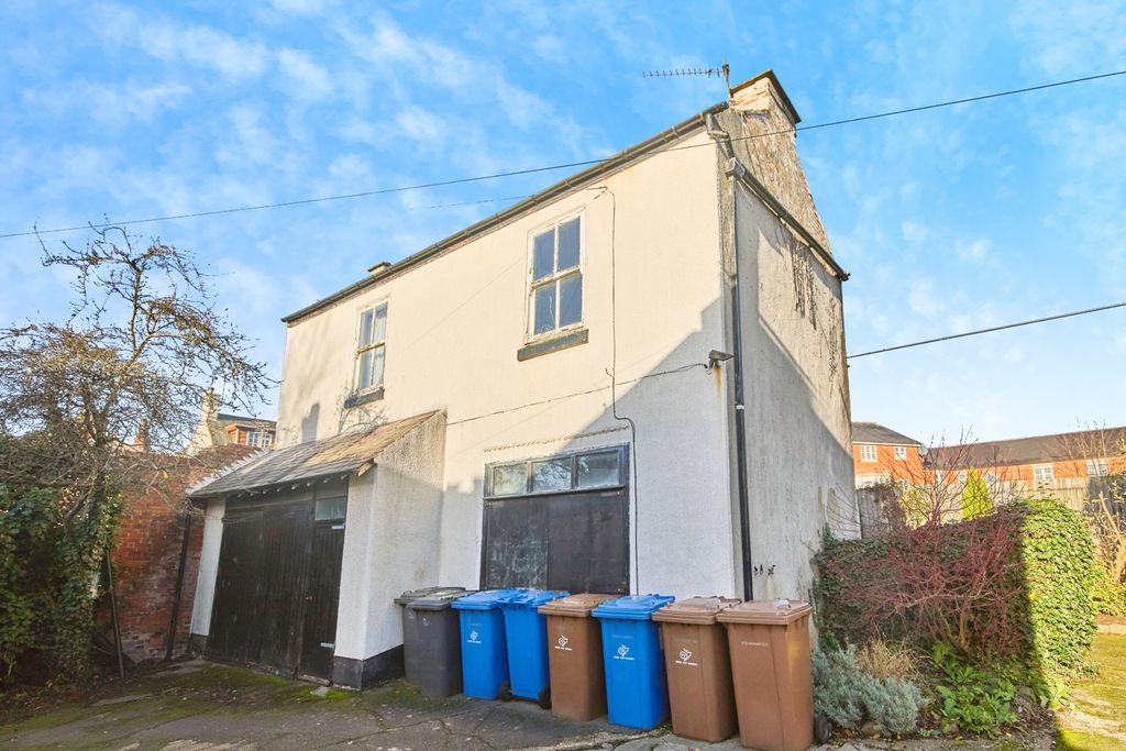 Property photo 3 of 17 Flat