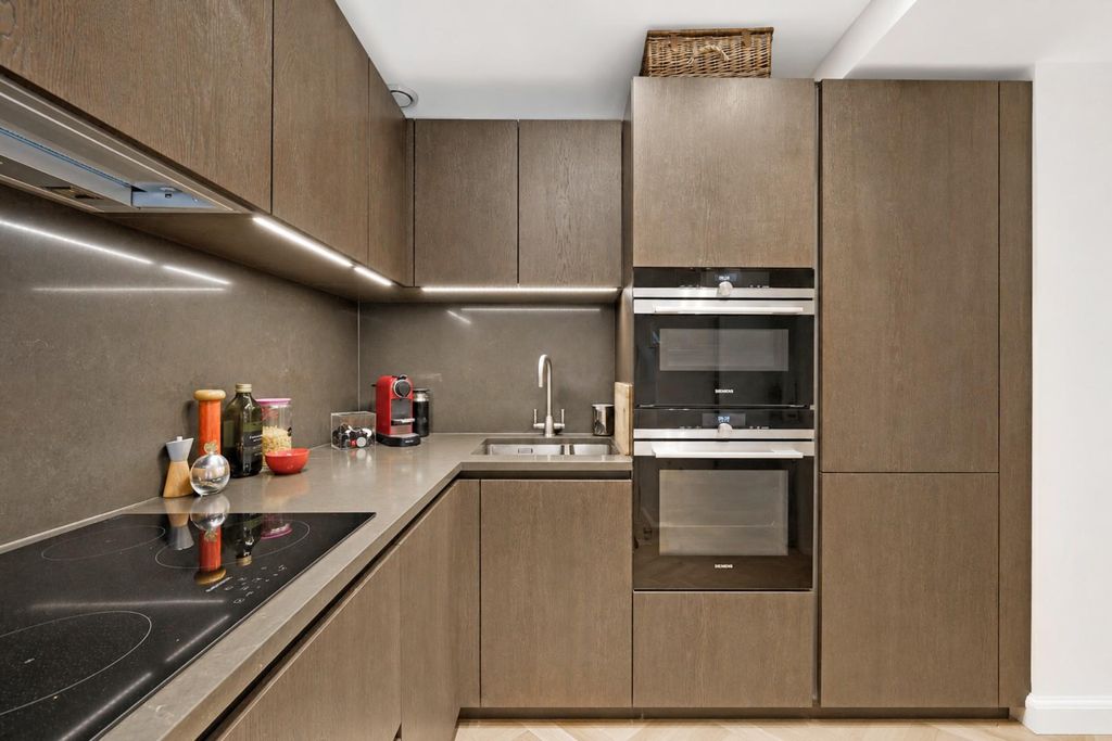 Property photo 3 of 10 Kitchen