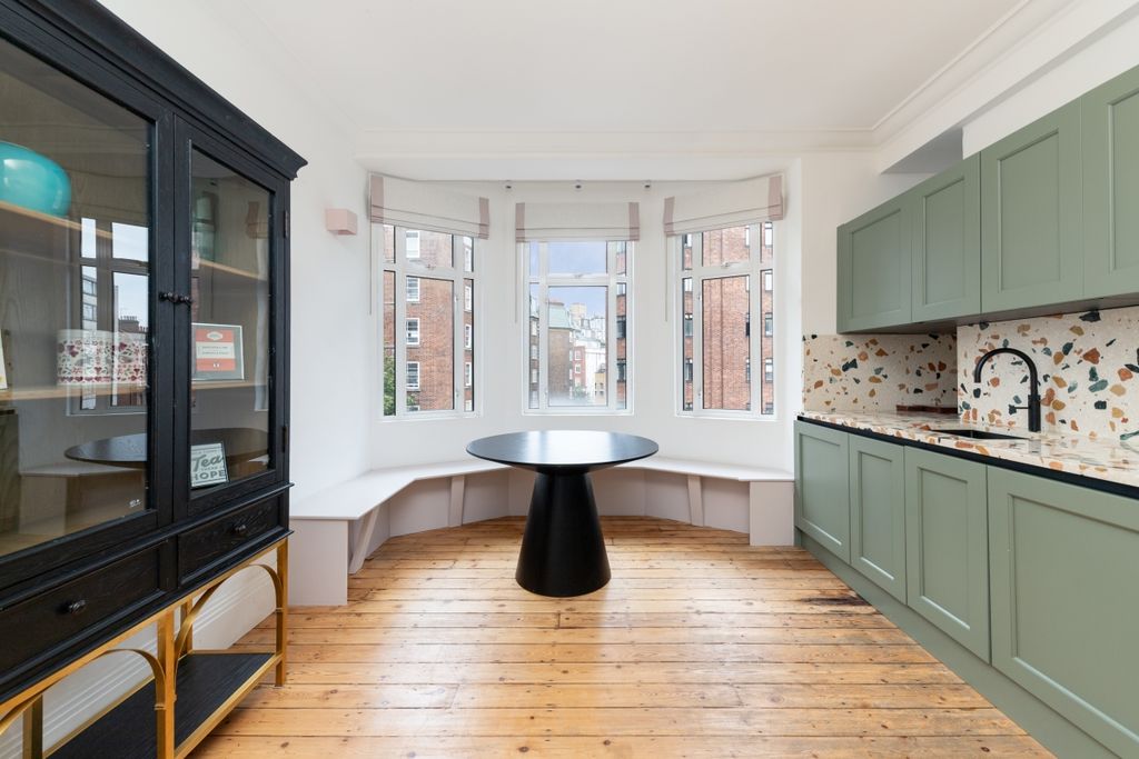 Property photo 2 of 18 Connaught Court F...