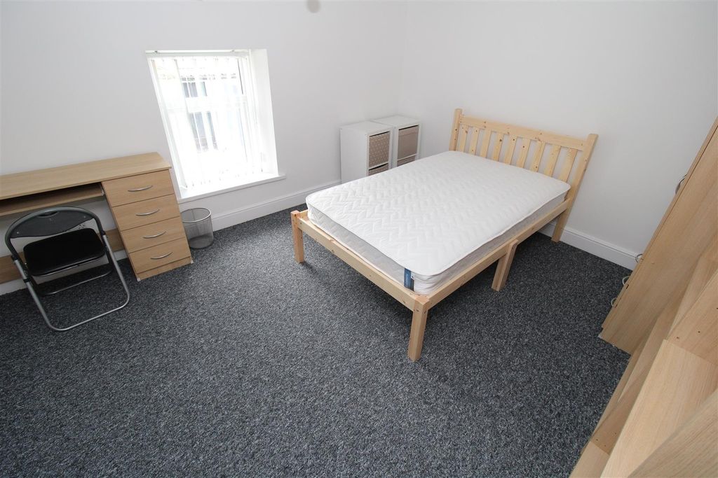 Property photo 2 of 10 Spacious Bedroom With A Double Bed And Desk...