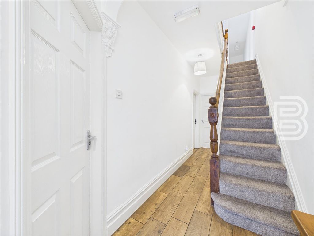 Property photo 3 of 19 Entrance Hall.Jpg