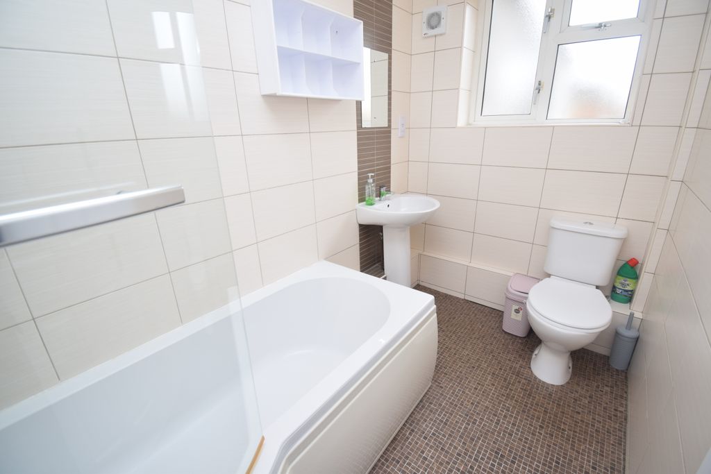 Property photo 3 of 10 Bathroom (2)