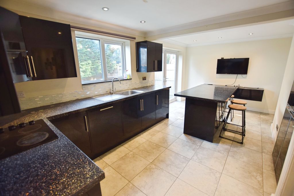 Property photo 2 of 19 Kitchen/Breakfast Room