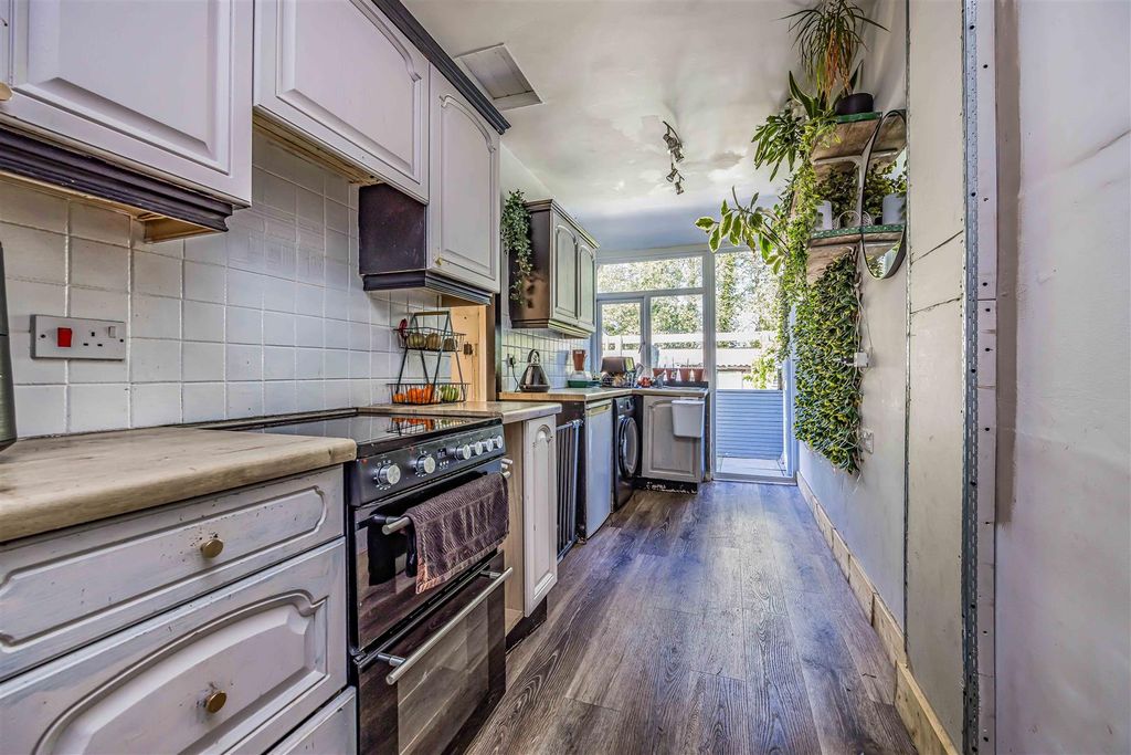 Property photo 3 of 21 Hayling Avenue, Baffins-Small-Porticomarketing-Nex