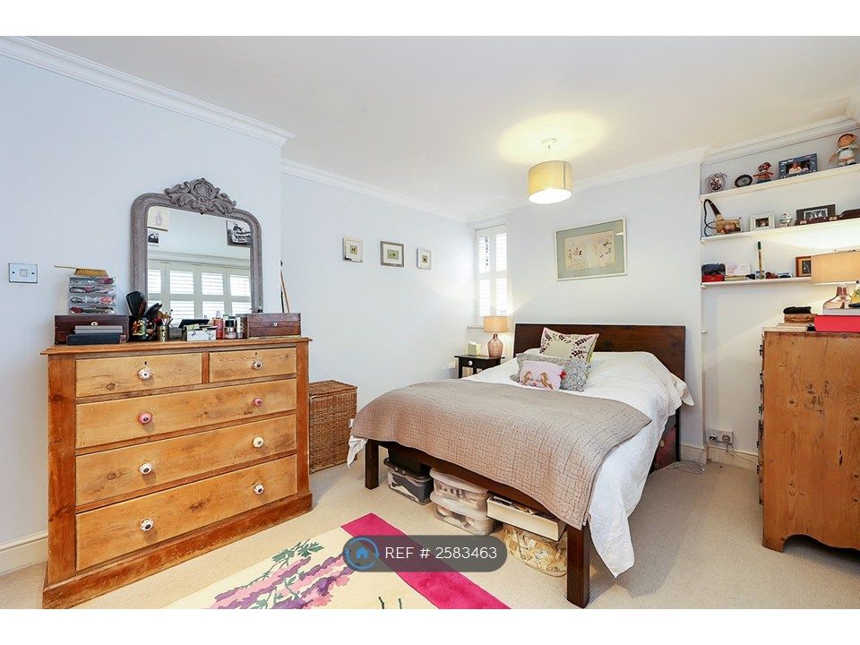 Property photo 3 of 8 Room 1 - Bright &amp; Modern - Fully Furnished