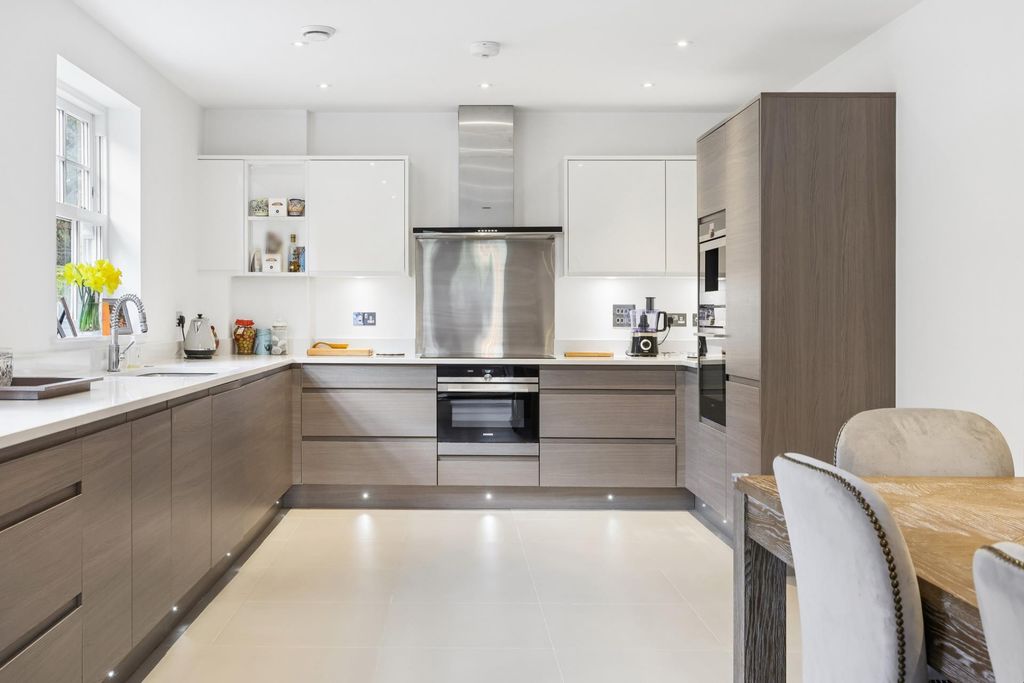 Property photo 3 of 18 Image