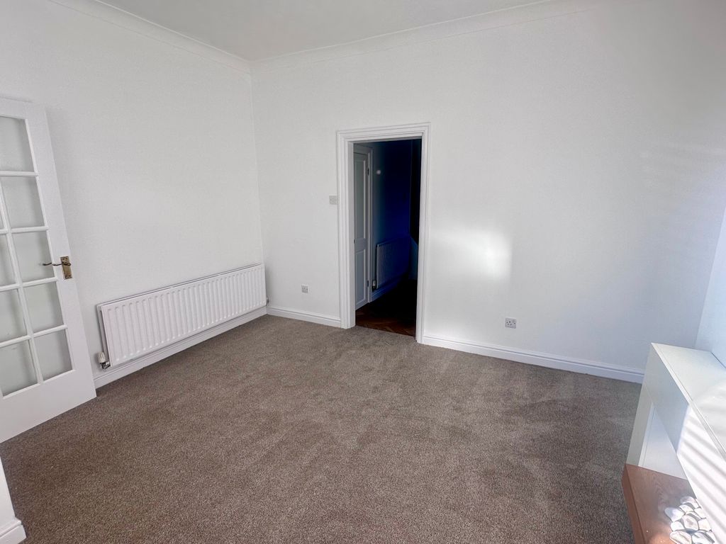 Property photo 3 of 10 Lounge 2