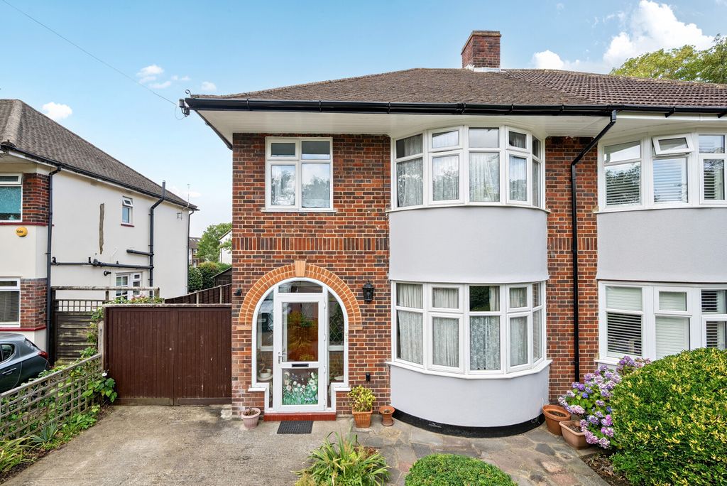 Property photo 3 of 14 1327763-19-688222...